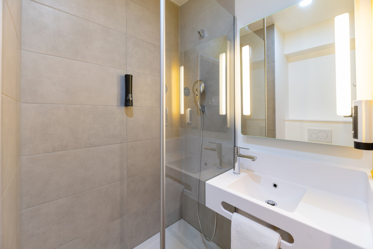 Bathroom 4, B&B HOTEL Bourg-en-Bresse Viriat, Ain