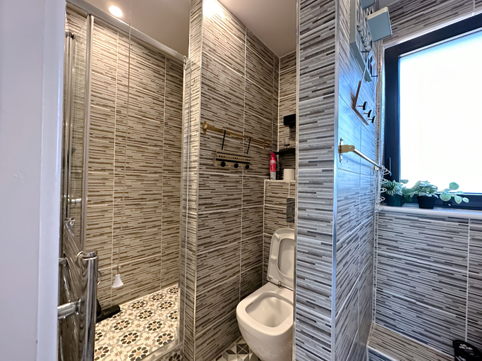 Bathroom 2, Canary Wharf two Bedroom Apartment, London