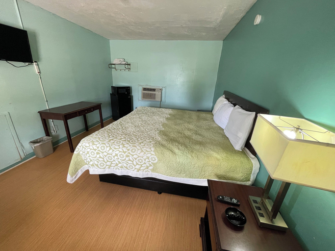 Bedroom 4, Lamplighter Inn, Talladega