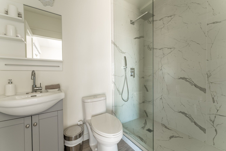 Bathroom 3, Long Beach Resort, Niagara