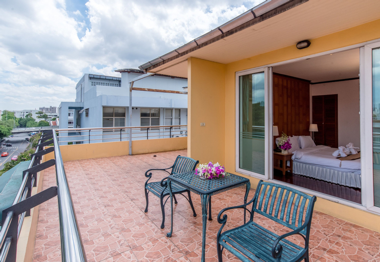 Exterior & Views 11
