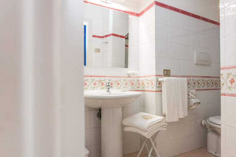 Bathroom 5, Affittacamere La Piazzetta, Salerno
