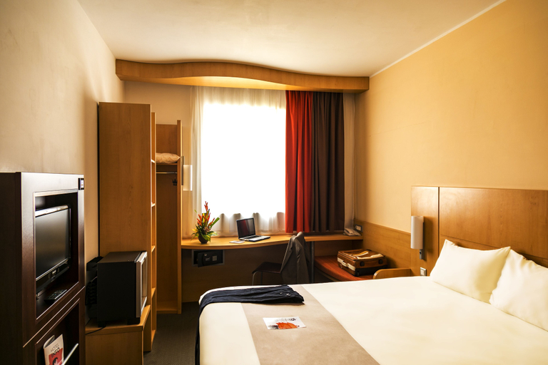 Bedroom 3, ibis Malabo, Malabo