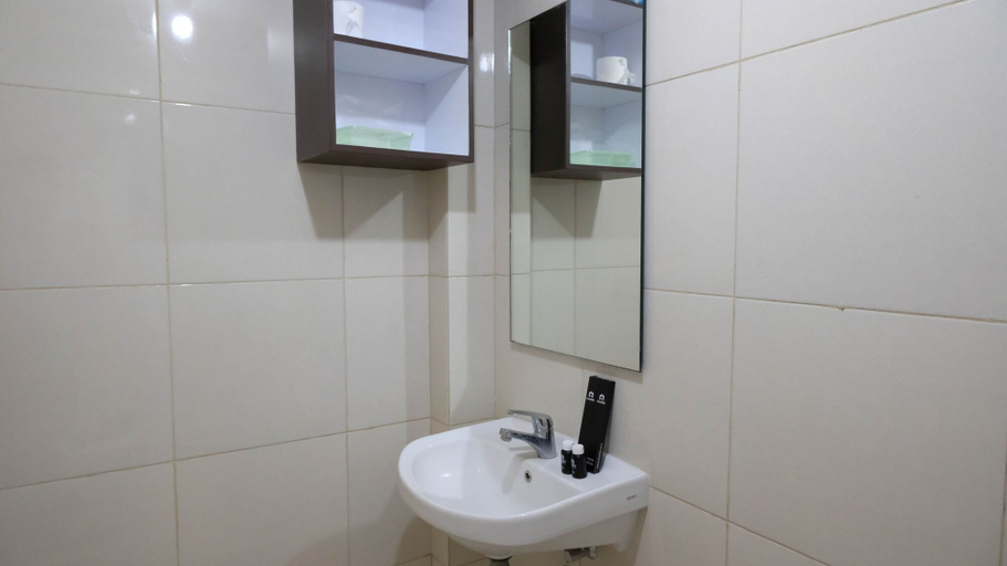 Bathroom 5, Comfy And Tidy Studio At Orchard Supermall Mansion Apartment, Surabaya