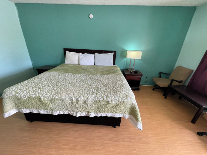 Bedroom 4, Lamplighter Inn, Talladega