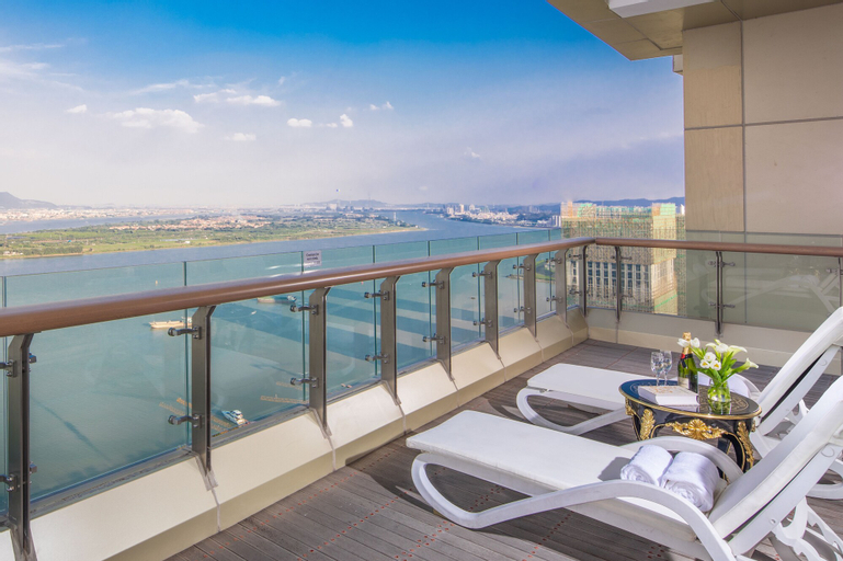 Exterior & Views 4