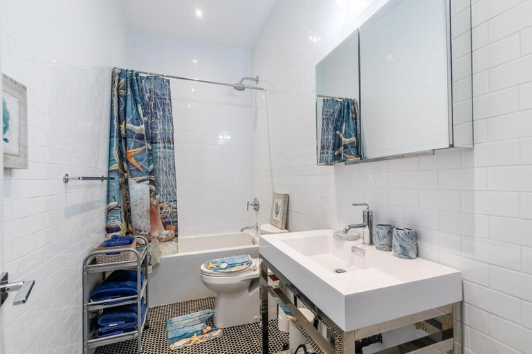Bathroom 4, 2BR 2 Storey Loft Free Parking Gym, Hamilton
