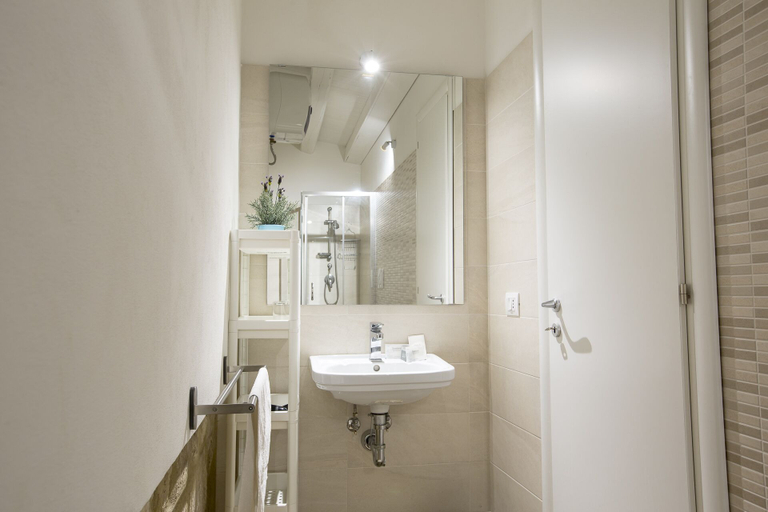 Bathroom 3, Residence Ortigia, Syracuse