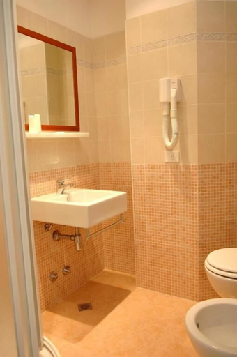 Bathroom 5, Hotel D'annunzio, Rimini