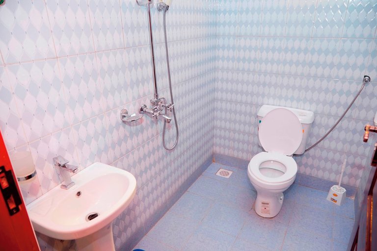 Bathroom 4, WestWay Luxury Suites, Kashari