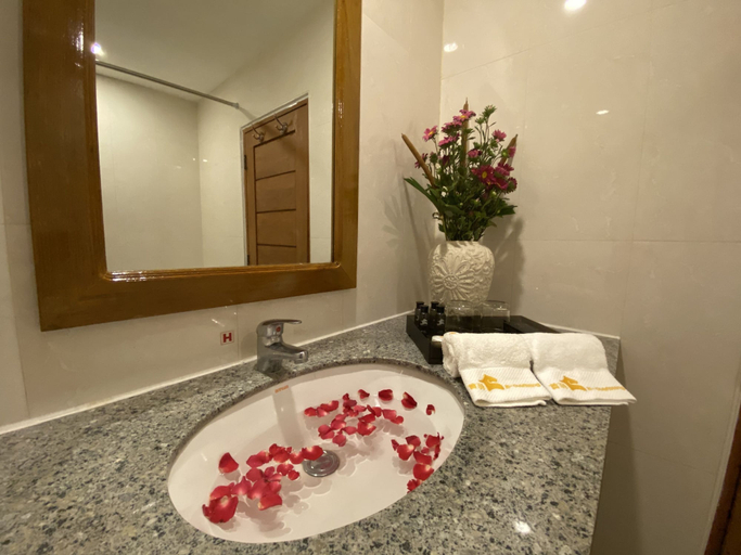 Bathroom 5, E-Outfitting Golden Country Hotel, Mandalay