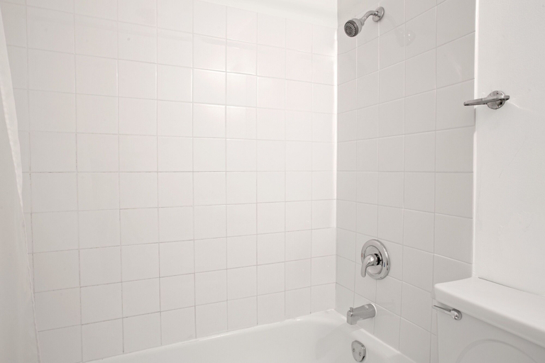 Bathroom 4, Barriere Motor Inn, Thompson-Nicola