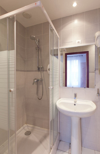 Bathroom 5, Hotel Victor Hugo, Hauts-de-Seine