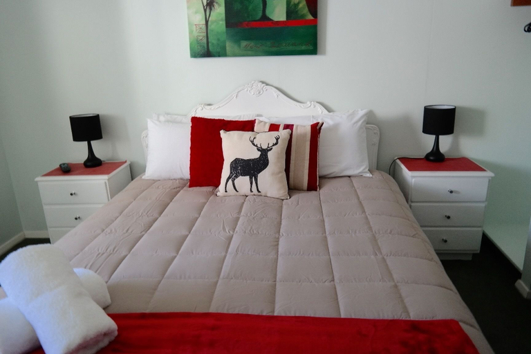 Bedroom 2, Admirals Lodge Picton, Marlborough