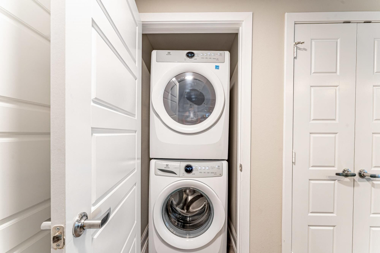 Room 2, Upscale 1BR King Suite Close to Downtown w Fast Wifi, Travis