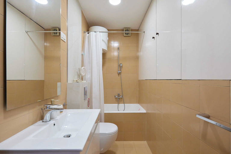Bathroom 4, Sunset Oasis, Pojezerje
