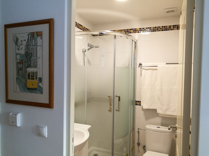 Bathroom 3, Discovery Apartment Expo, Lisbon
