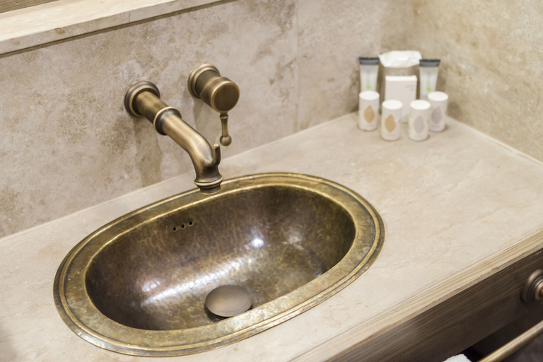 Bathroom, Les Quais de Lutèce, Oise