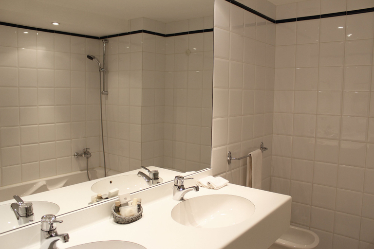 Bathroom 5, Hostellerie Saint-Antoine, Tarn