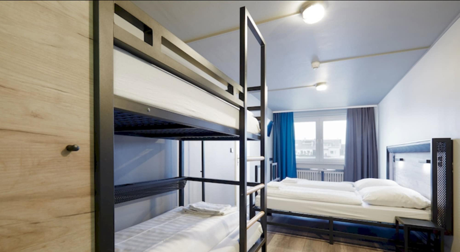 Bedroom 3, a&o Düsseldorf Hauptbahnhof, Düsseldorf