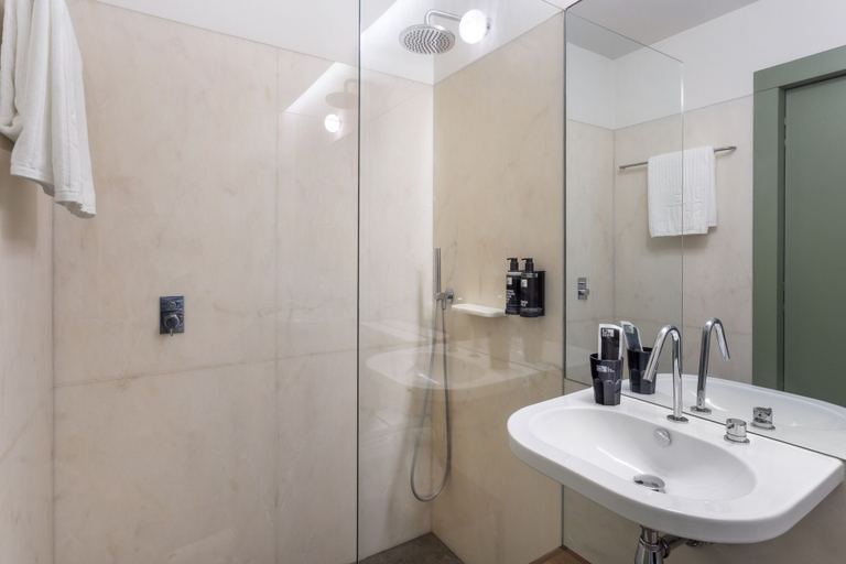 Bathroom 3, One Shot Aliados Goldsmith, Porto