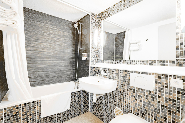 Bathroom 5, Hotel RBX - Roubaix Centre, Nord