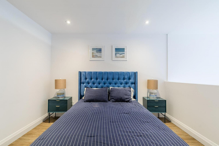 Bedroom 3, 2BR 2 Storey Loft Free Parking Gym, Hamilton