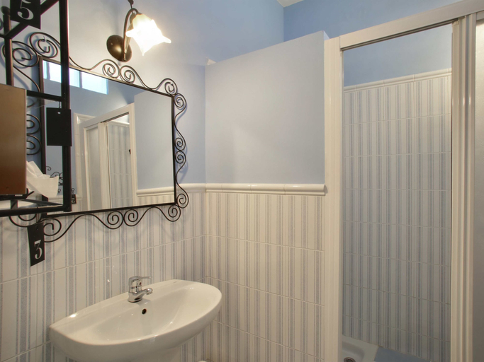 Bathroom 4, Malaga Lodge Guesthouse, Málaga