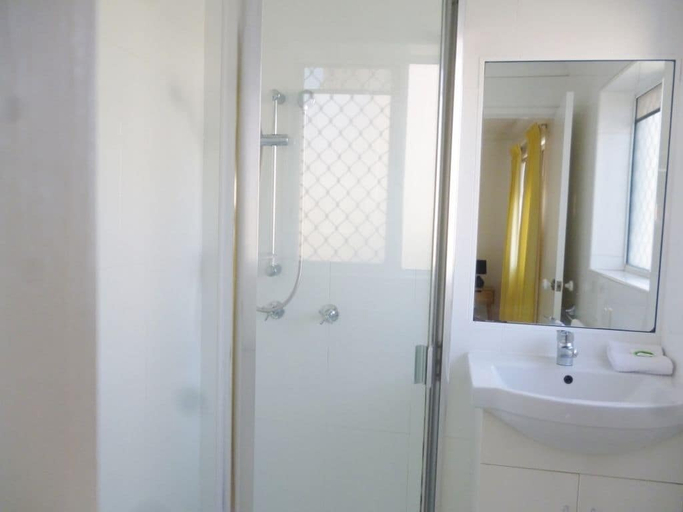 Bathroom 5, Le Lavandou Holiday Apartments, Gold Coast
