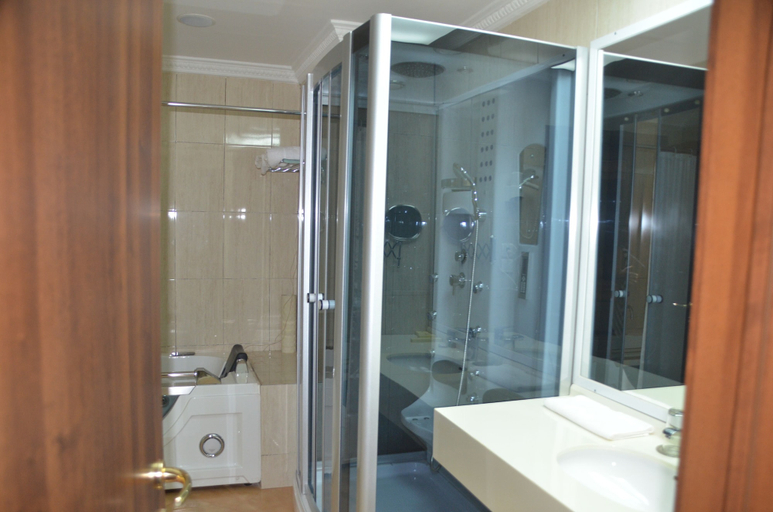 Bathroom 3, Royal Beach Hotel, Kadiogo