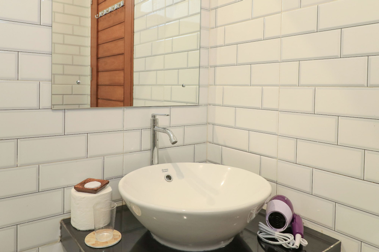 Bathroom 28