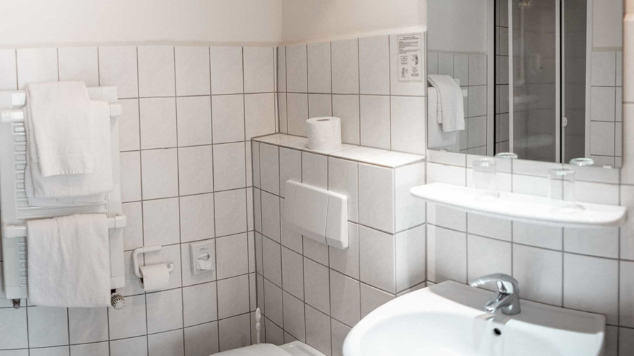 Bathroom 4, Hotel Elbroich Düsseldorf, Düsseldorf
