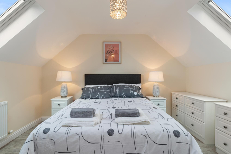 Bedroom 4, Maynor - Large Luxury House Log Burner Central Location, Pembrokeshire