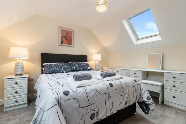 Bedroom 3, Maynor - Large Luxury House Log Burner Central Location, Pembrokeshire
