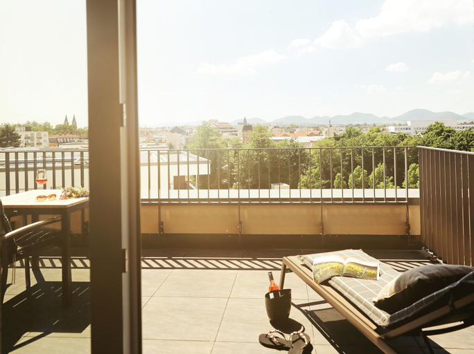 Exterior & Views 7