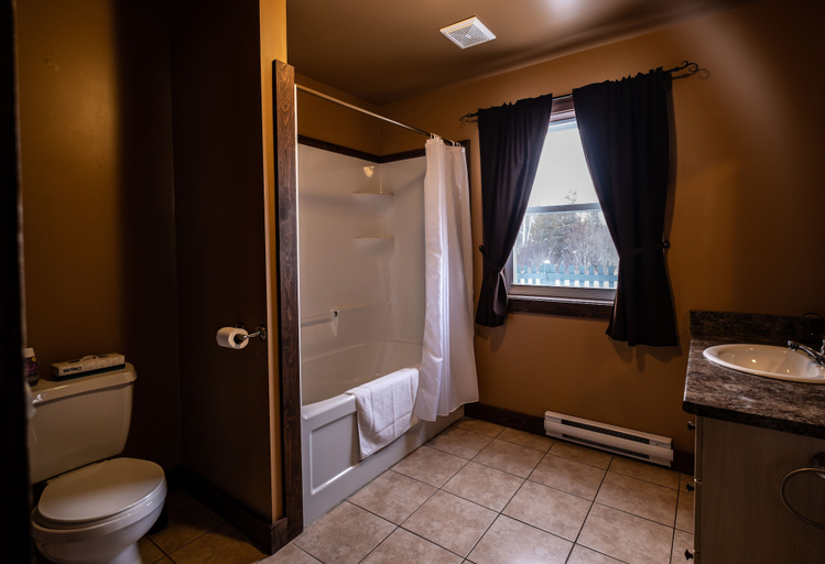 Bathroom 3, Heron's Nest Cottages, Restigouche