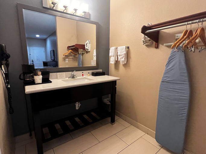Bathroom 4, Super 8 by Wyndham Center, Shelby