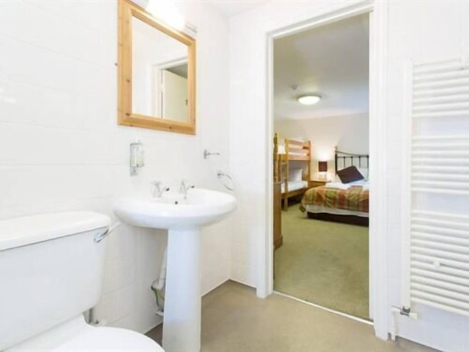 Bathroom 4, Farmers Arms, Cornwall