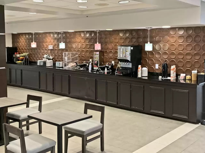 Food & Drinks 5, Comfort Inn & Suites Columbus North, Lowndes