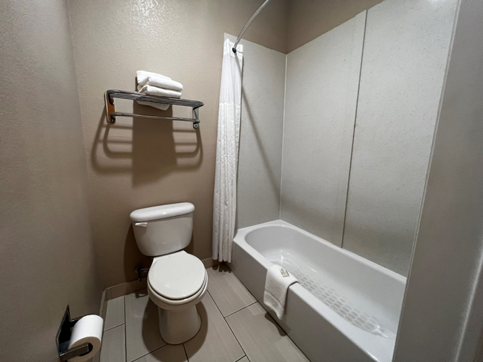 Bathroom 4, Super 8 by Wyndham Center, Shelby