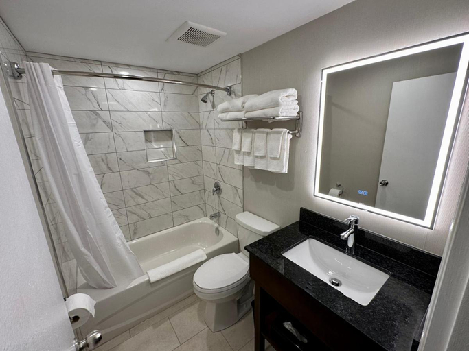 Bathroom 5, Econo Lodge Inn & Suites Pincher Creek AB, Division No. 3