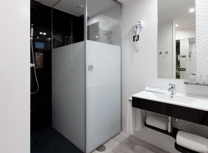 Bathroom 4, Avenida de España, Madrid