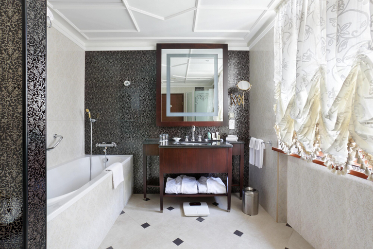 Bathroom 5, Hilton Moscow Leningradskaya, Central