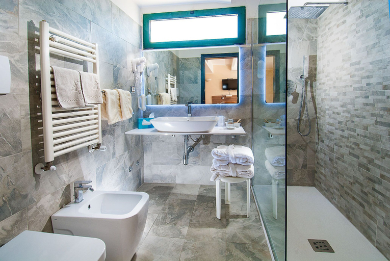 Bathroom 5, Park Hotel, Rimini