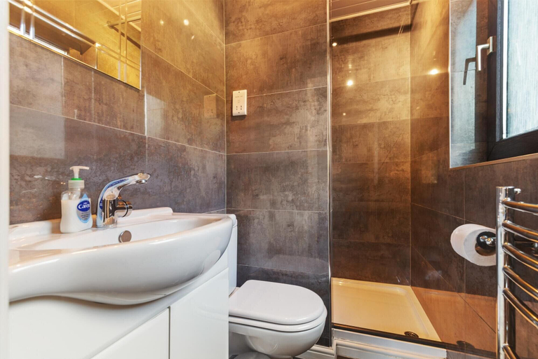 Bathroom 5, Hazelglade Cottage - Hot Tub Games Room Pet Friendly, Pembrokeshire