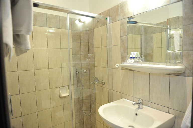 Bathroom 5, Hotel Emporiko, East Macedonia and Thrace