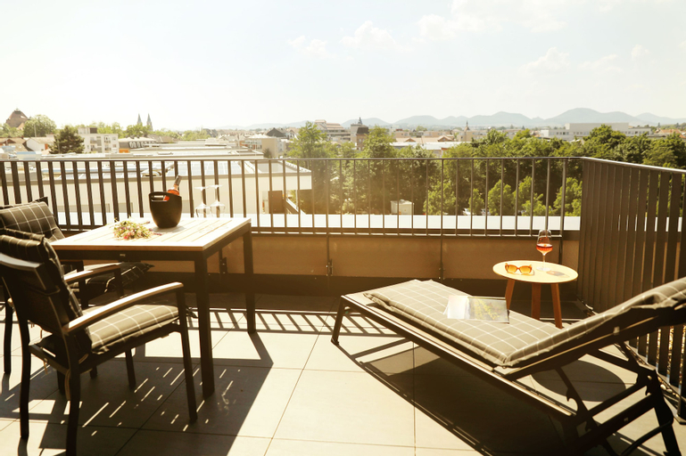 Exterior & Views 10