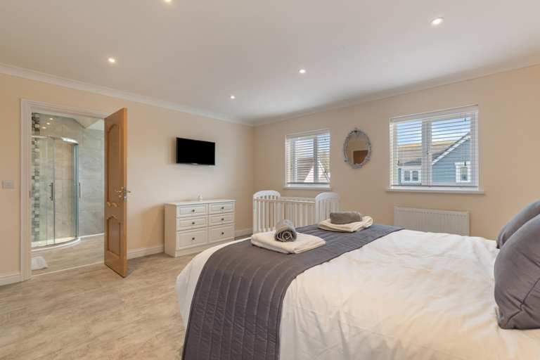 Bedroom 5, Maynor - Large Luxury House Log Burner Central Location, Pembrokeshire