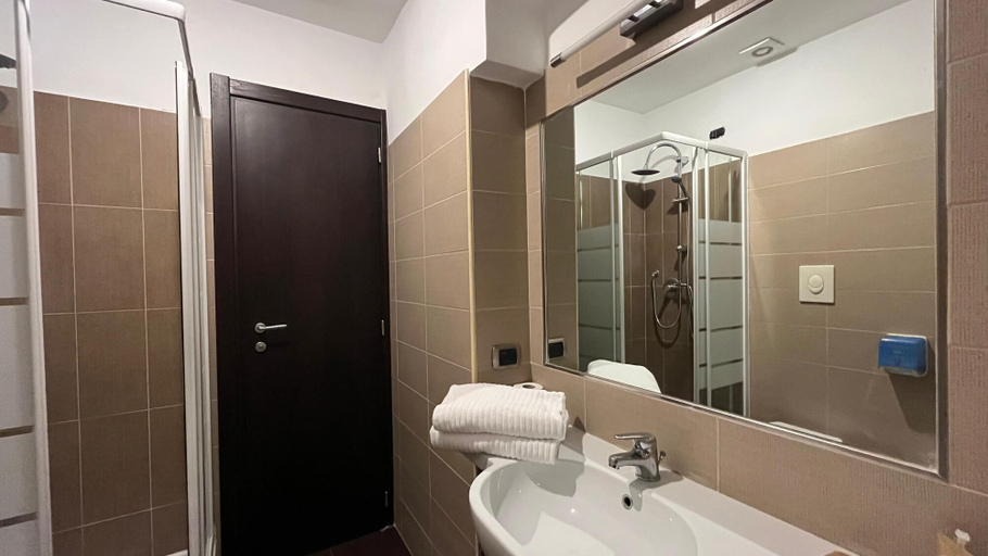 Bathroom 5, Cloud 9 Hotel, Rome