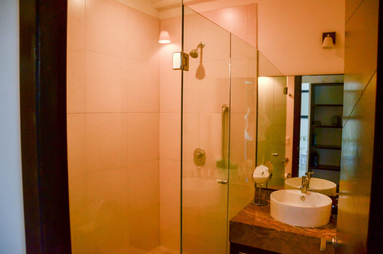 Bathroom, Condo 3.14, Compostela